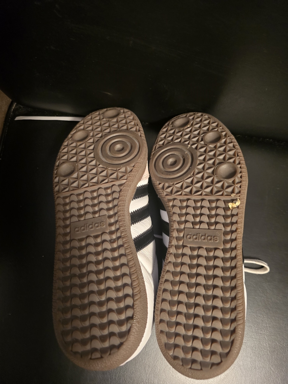 Adidas Womens Samba Classic Sneakers in White and Black. Size 7.5